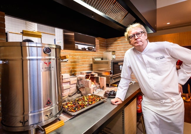 La cocina, ahora a la vista de todos los comensales, donde el fuego cobra importancia.