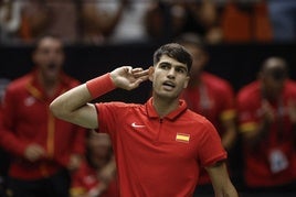 Carlos Alcaraz celebra con la Fonteta un punto en su partido ante Machac.