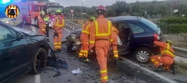 La actuación de los bomberos en el accidente.