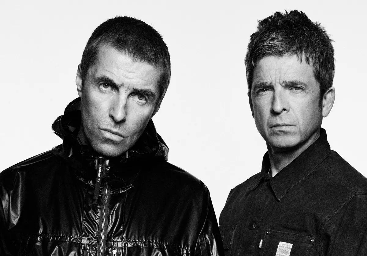 Los hermanos Liam y Noel Gallagher en la imagen promocional del regreso de Oasis en 2025.