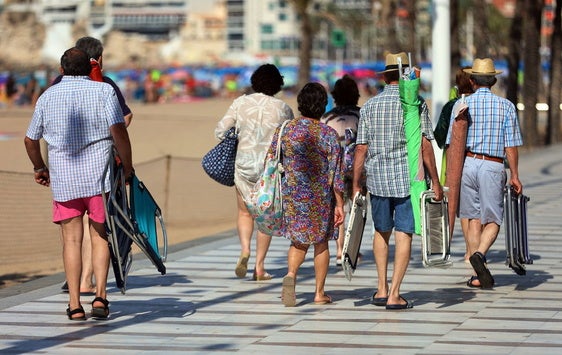 Varios turistas pasean por Benidorm.