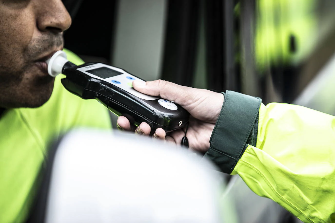 Guardias civiles y víctimas valencianas aplauden el anuncio de reducir la tasa de alcohol al volante 