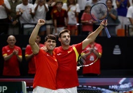 Alcaraz y Granollers celebran el triunfo del partido de dobles ante Chequia.