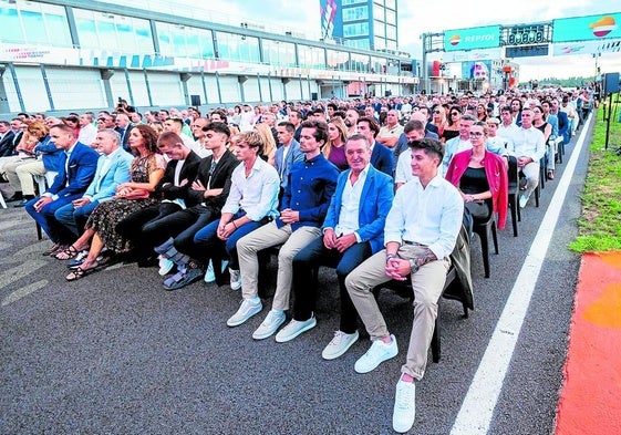 Foto de familia sobre el asfalto del Circuit Ricardo Tormo.