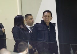 Peter Lim, junto a su mujer, Cherie, en el estadio de Mestalla.