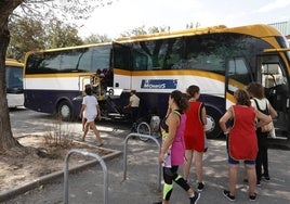 Autobús de Monbús en el Rosa Llàcer, en una imagen del curso 2023-2024.