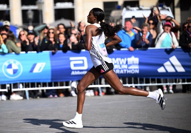 Tigist Assefa, durante el maratón de Berlín.