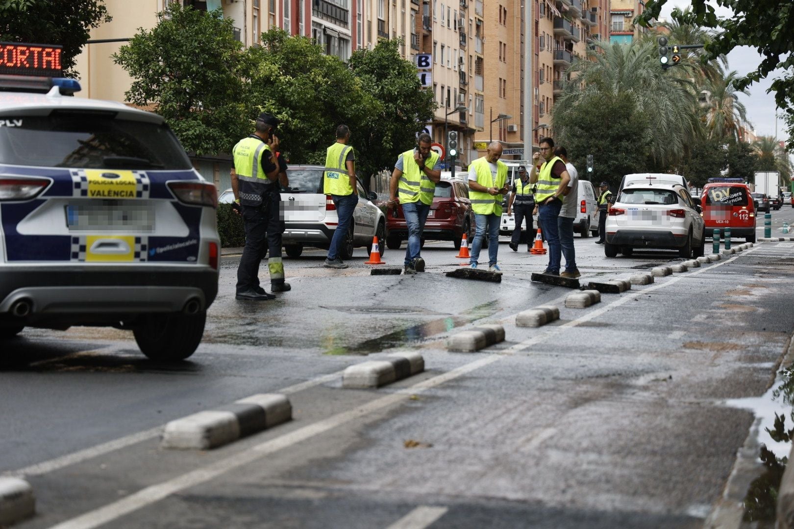 Fotos del reventón de una tubería en la avenida Peset Aleixandre de Valencia