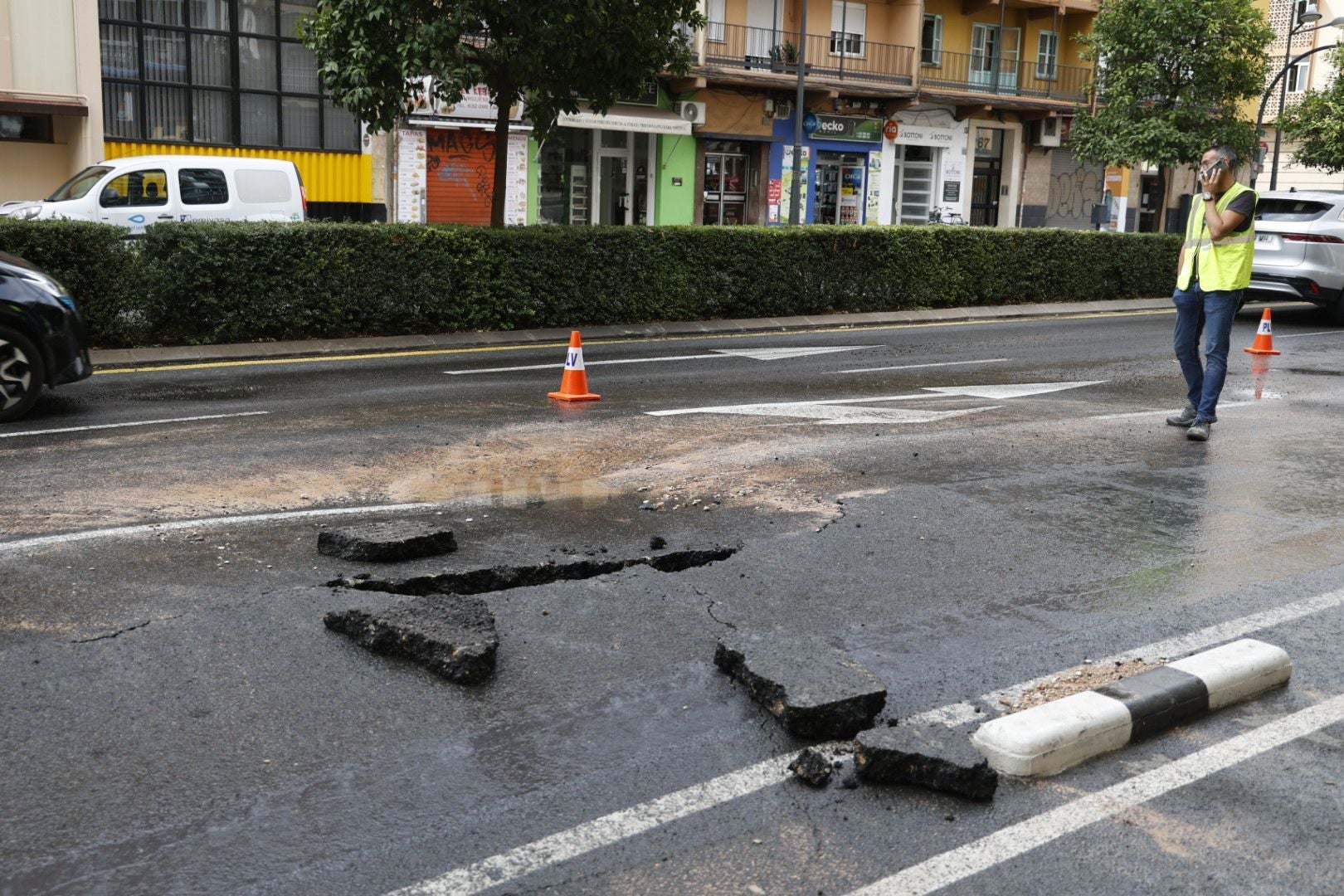 Fotos del reventón de una tubería en la avenida Peset Aleixandre de Valencia