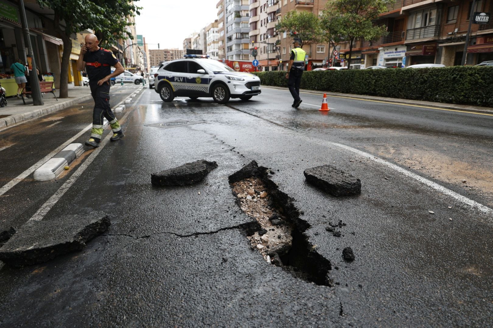 Fotos del reventón de una tubería en la avenida Peset Aleixandre de Valencia