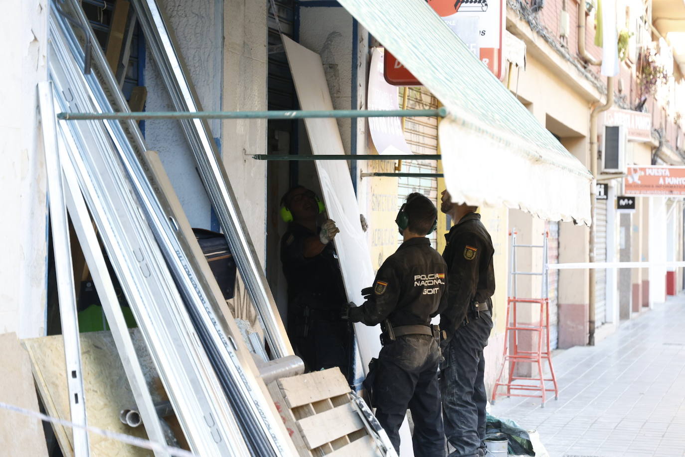 La Policía finaliza la búsqueda del cadaver de una mujer en un bajo de Valencia sin encontrarlo