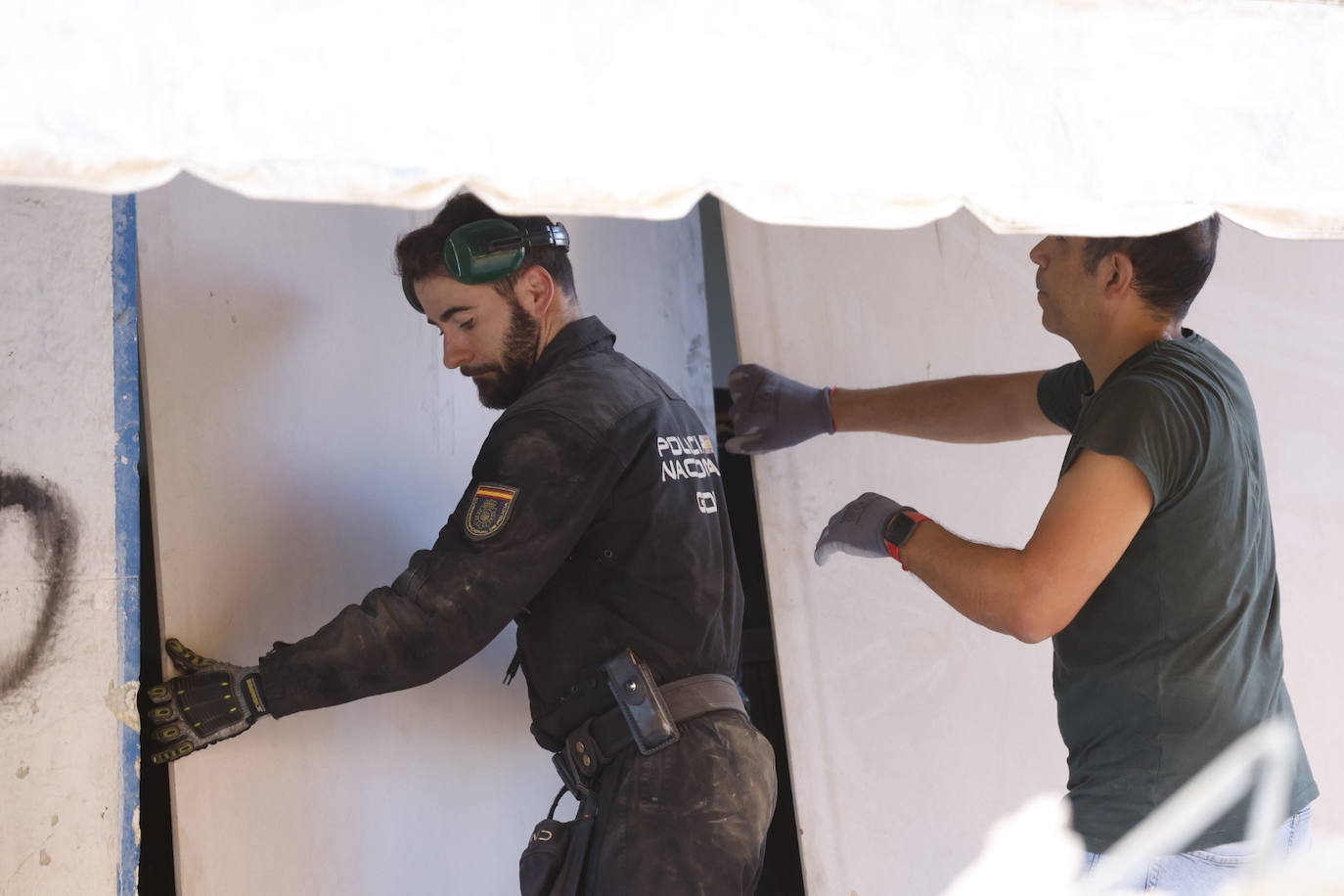 La Policía finaliza la búsqueda del cadaver de una mujer en un bajo de Valencia sin encontrarlo