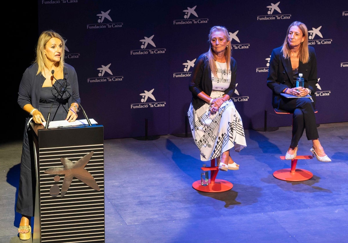 La consellera de Turismo, Nuria Montes, durante la presentación de la jornada.