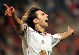 Claudio López, con la camiseta del Valencia.