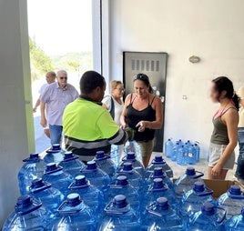 Reparto de garrafas en Benitatxell.