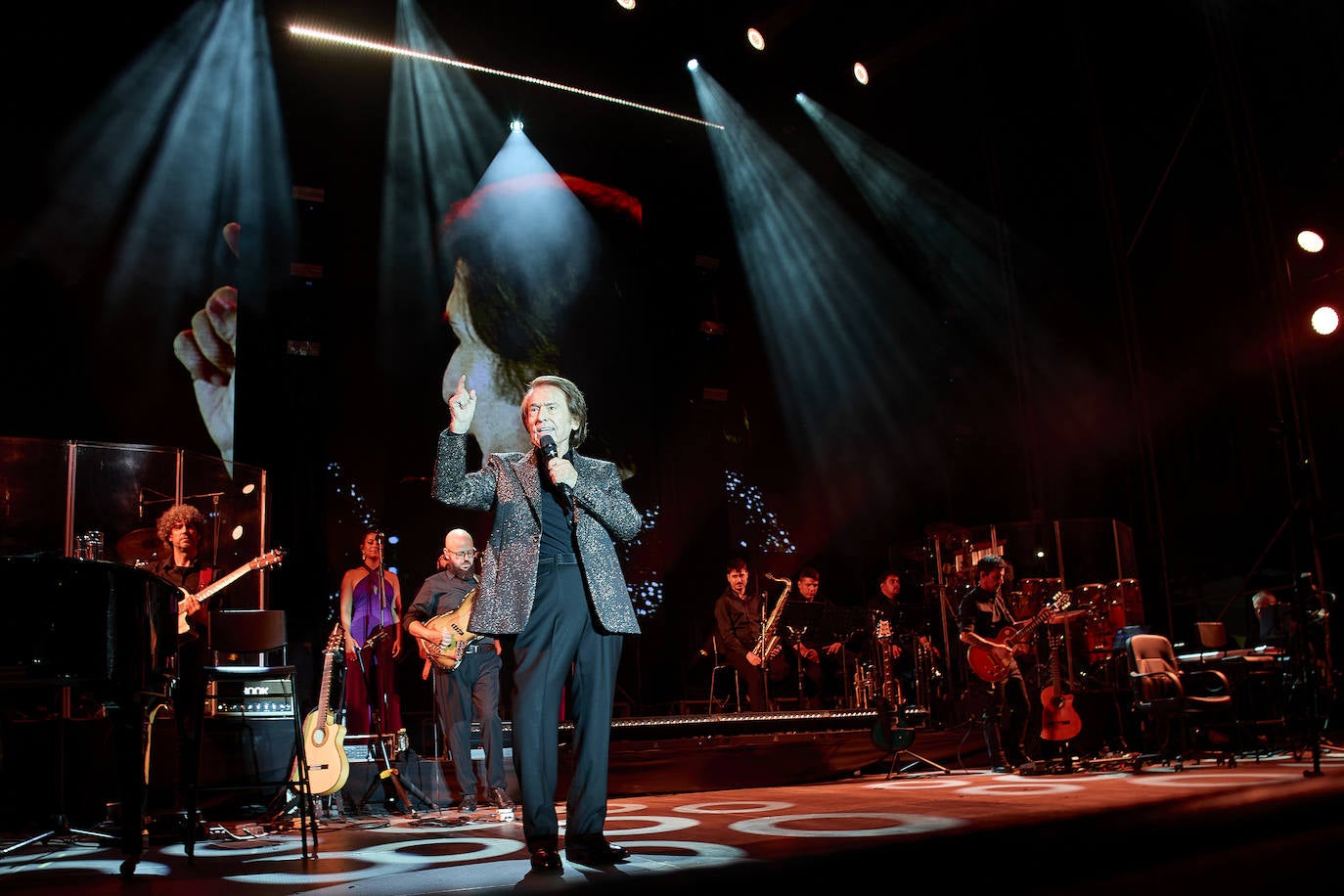 Raphael enamora a Valencia en otra &#039;gran noche&#039;