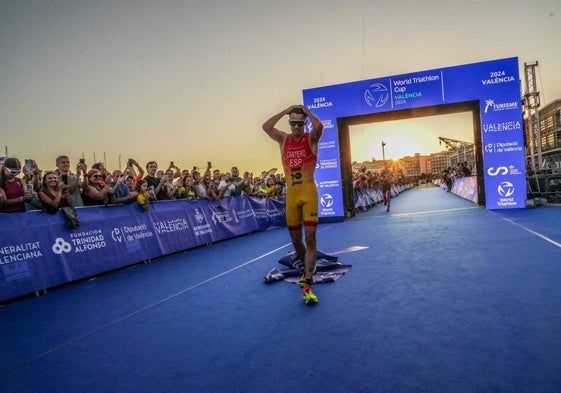 David Cantero, tras cruzar la línea de meta en la Copa del Mundo de triatlón.