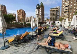 Turistas en un hotel de Benidorm.