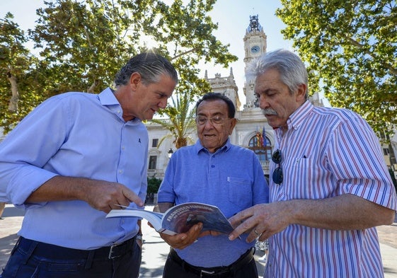 De izquierda a derecha, Alberto Gil, Francisco Fenollosa y Joaquín Ballesta, en la plaza del Ayuntamiento de Valencia con el libro.