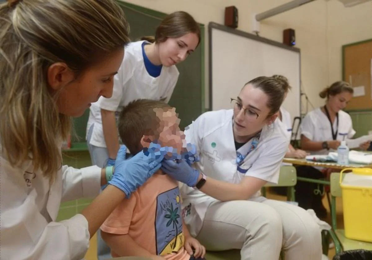 El inicio de la campaña masiva de vacunación en los colegios agravará la falta de pediatras en los centros de salud 