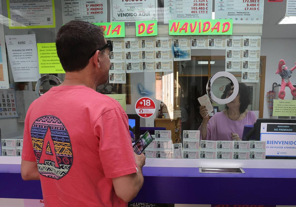 Un cliente compra un décimo en una administración de lotería.