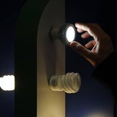 El precio de la luz del lunes toca mínimos mensuales: las siete horas a cero euros para enchufar electrodomésticos