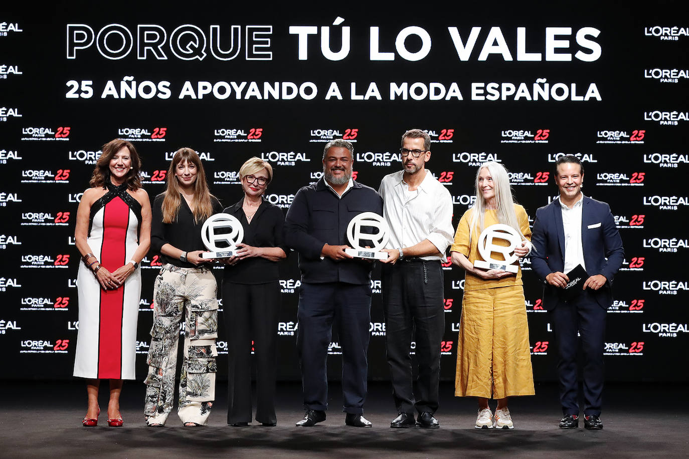 L'Oreal Paris premia a Isabel Sanchis, Pedro del Hierro y la modelo Pino Montesdeoca.