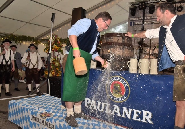 Apertura del primer barril de cerveza.