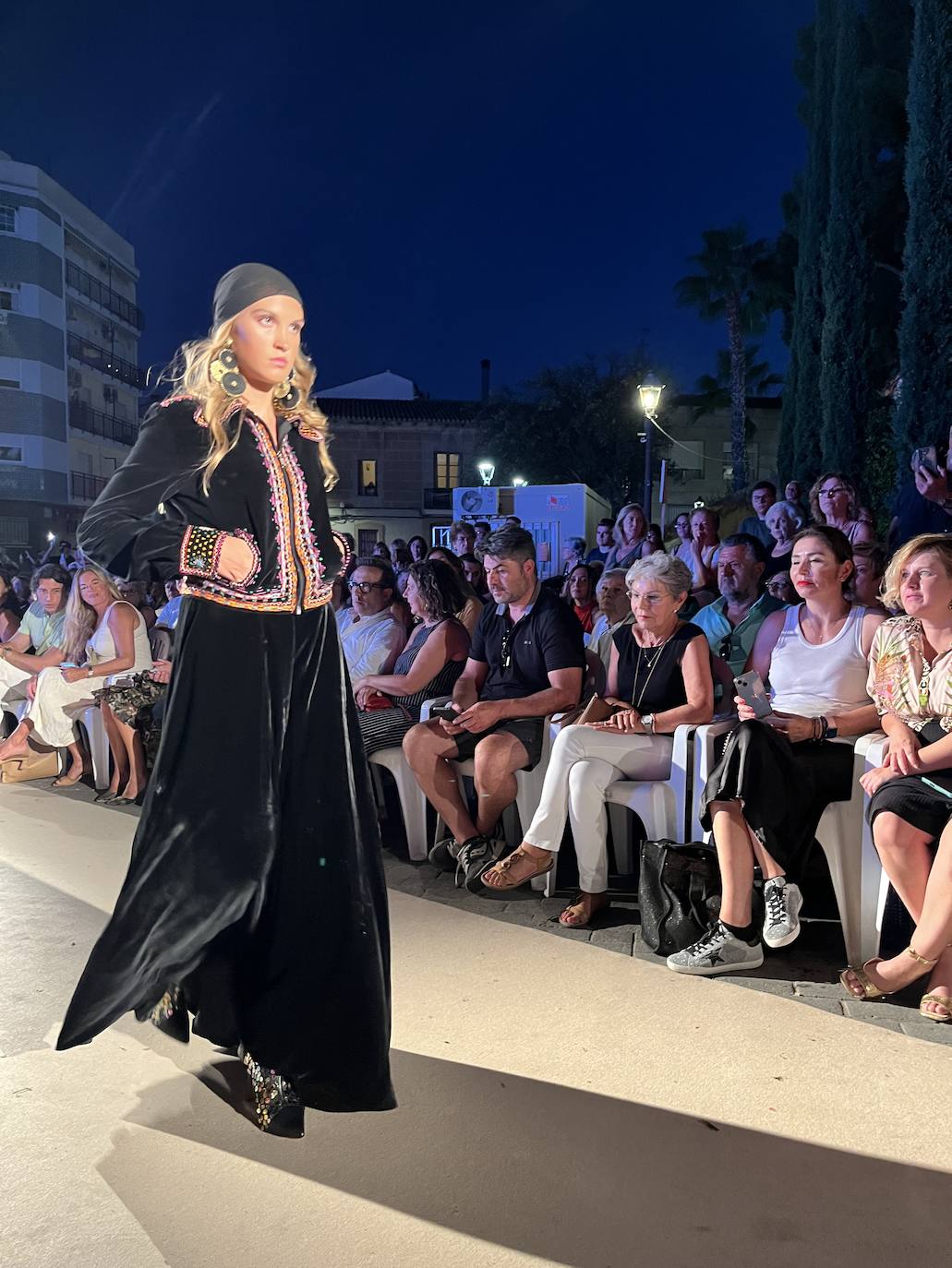 Decenas de personas disfrutaron con el desfile al aire libre en Rocafort.