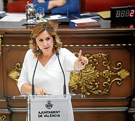 La alcaldesa, en un momento del pleno de este lunes.