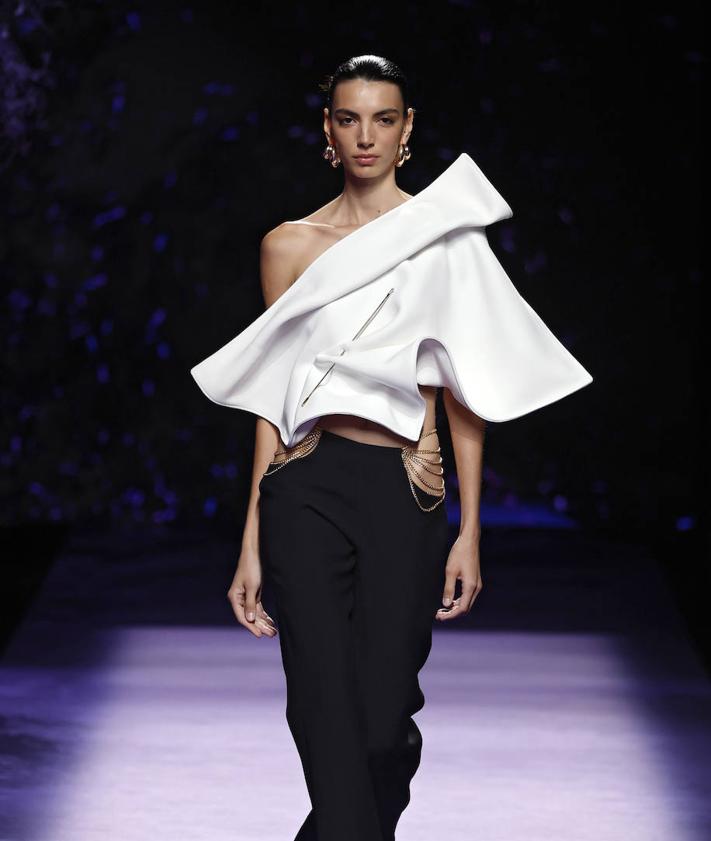 Imagen secundaria 2 - Isabel Sanchis ha desfilado en Madrid en la Mercedes Benz Fashion Week.