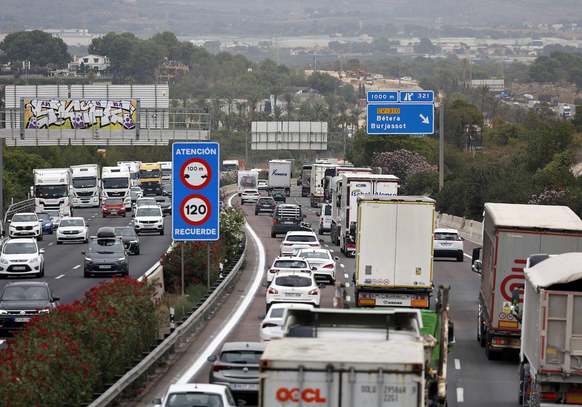 Trafico denso en el Bypass de la carretera A-7