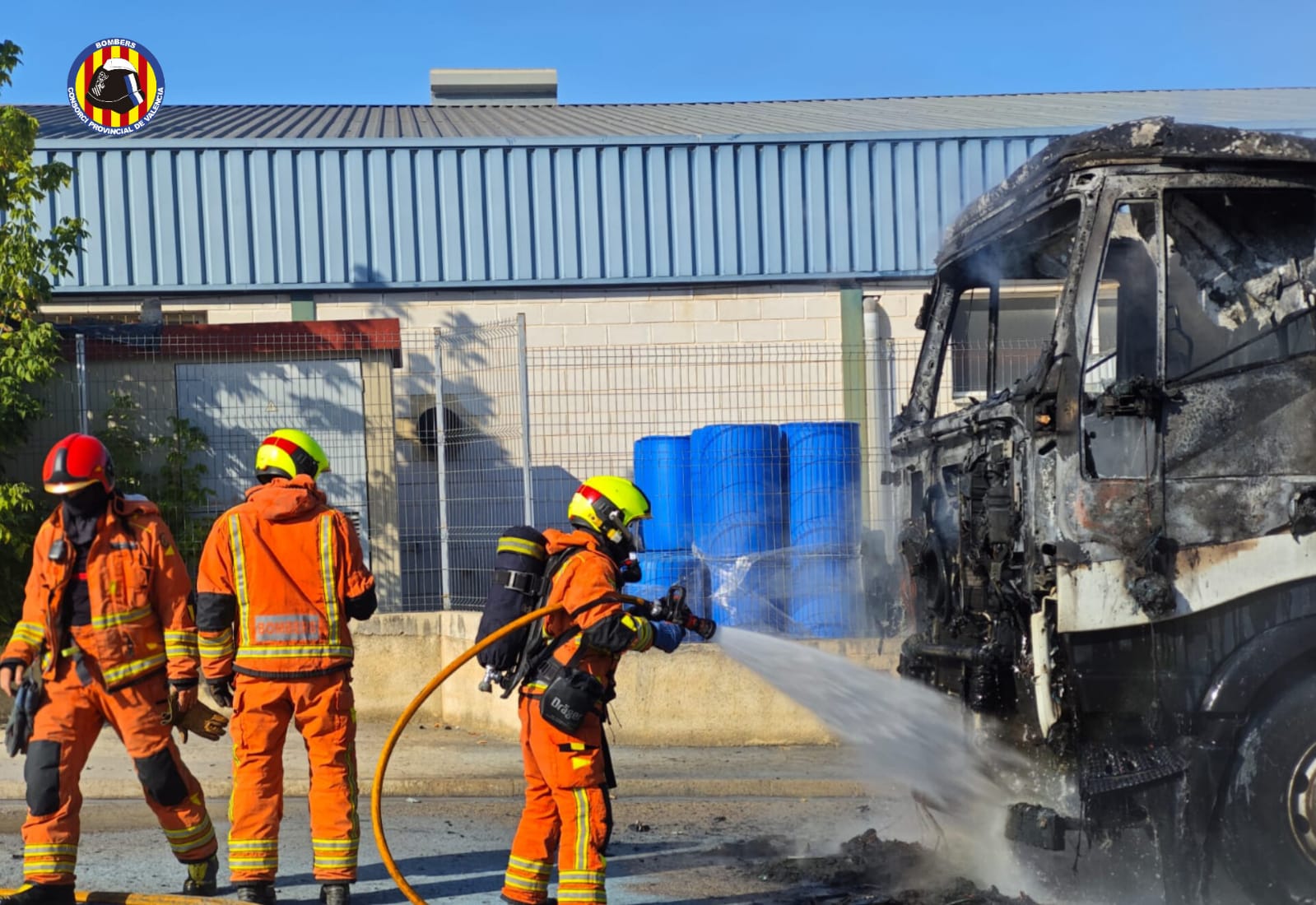 Los bomberos sofocan el fuego del camión.