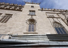 Transporte de los andamios que curbrirán la Lonja para restaurar las almenas de la torre.