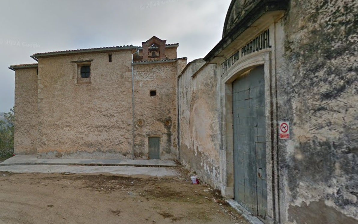 Puerta trasera y antigua del cementerio.