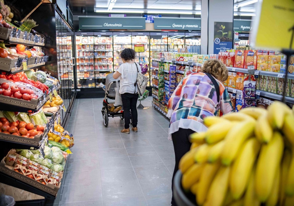 Dos clientas hacen la compra en un supermercado.