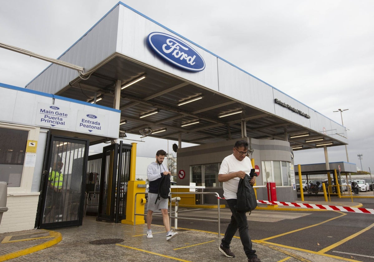 Dos trabajadores salen de la fábrica de Ford Almussafes.