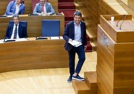 El president de la Generalitat, Carlos Mazón, sube a la tribuna de Les Corts.