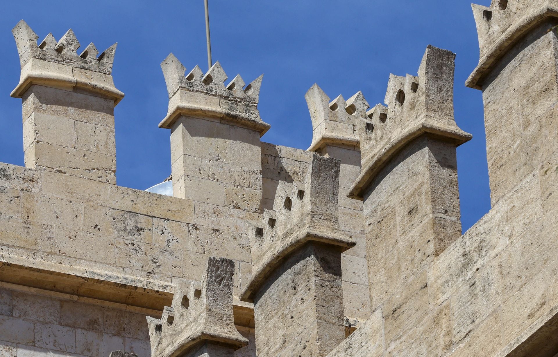 Comienzan los trabajos de restauración en las almenas de la Lonja