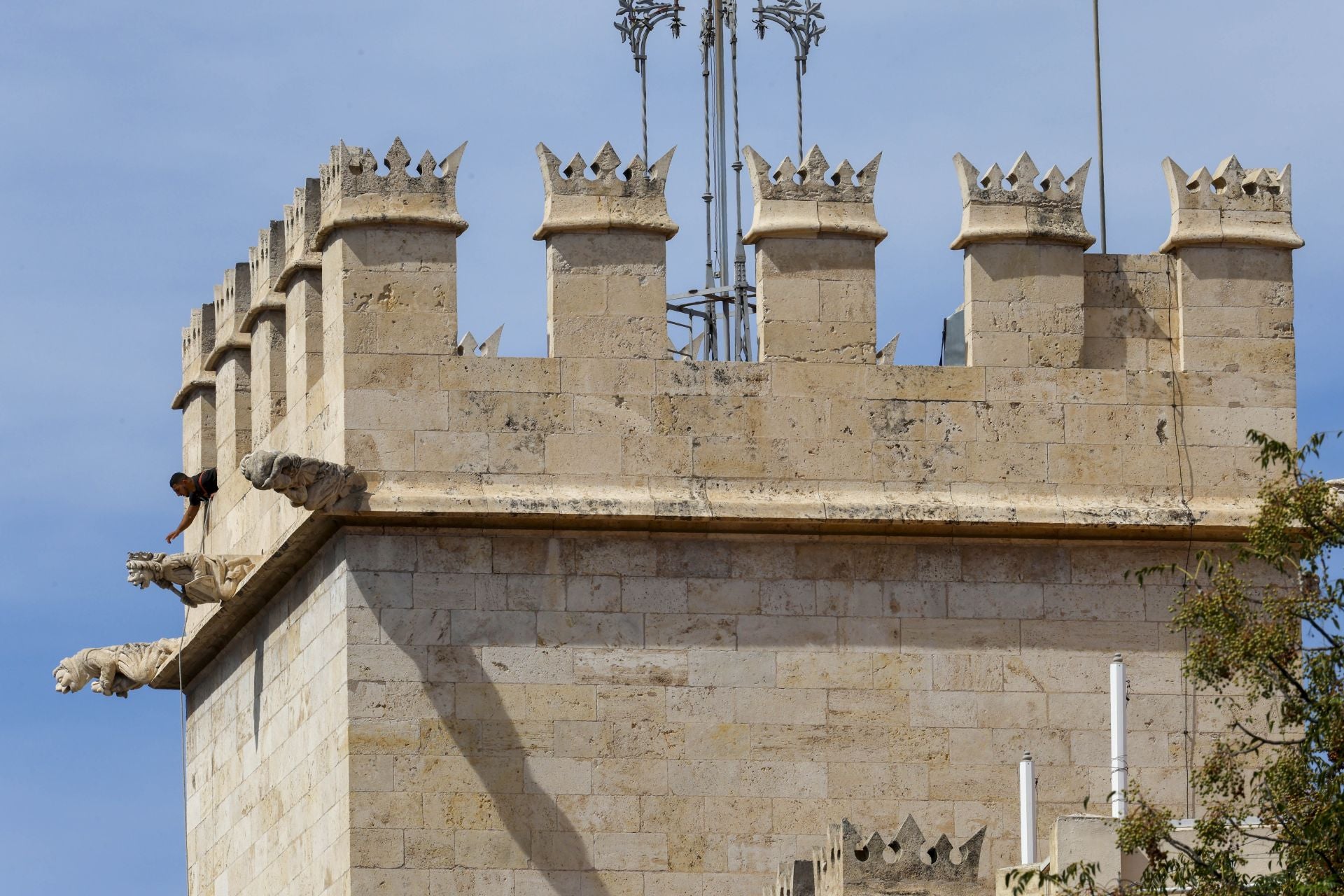 Comienzan los trabajos de restauración en las almenas de la Lonja