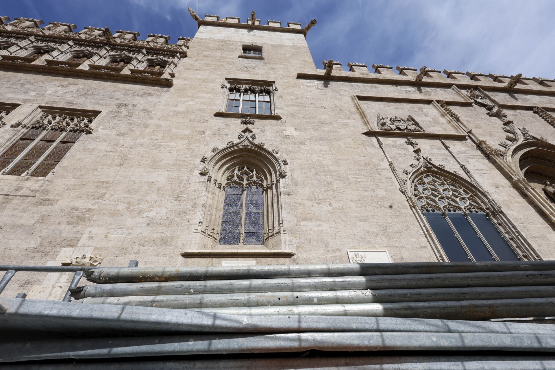 Comienzan los trabajos de restauración en las almenas de la Lonja