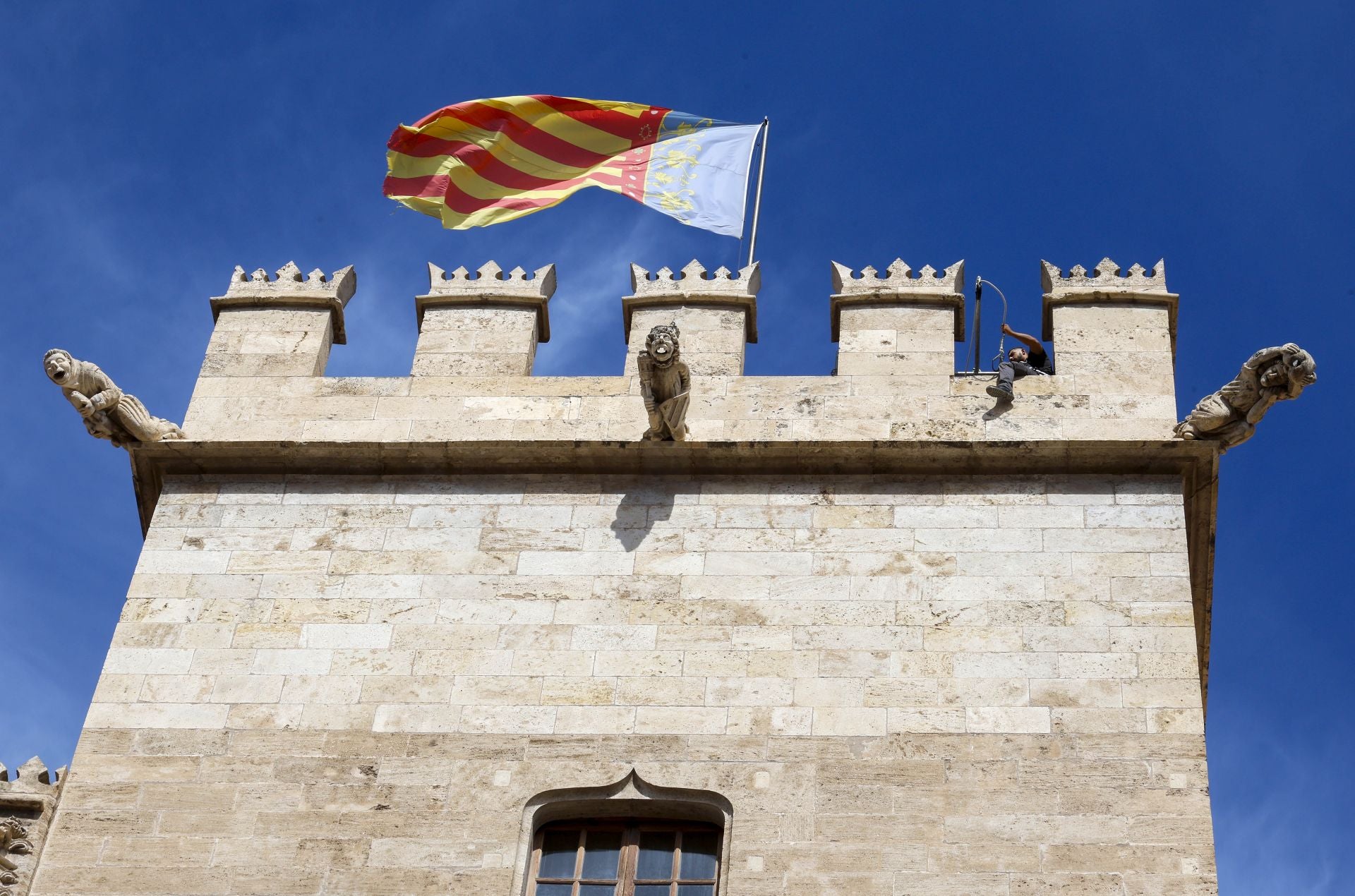 Comienzan los trabajos de restauración en las almenas de la Lonja