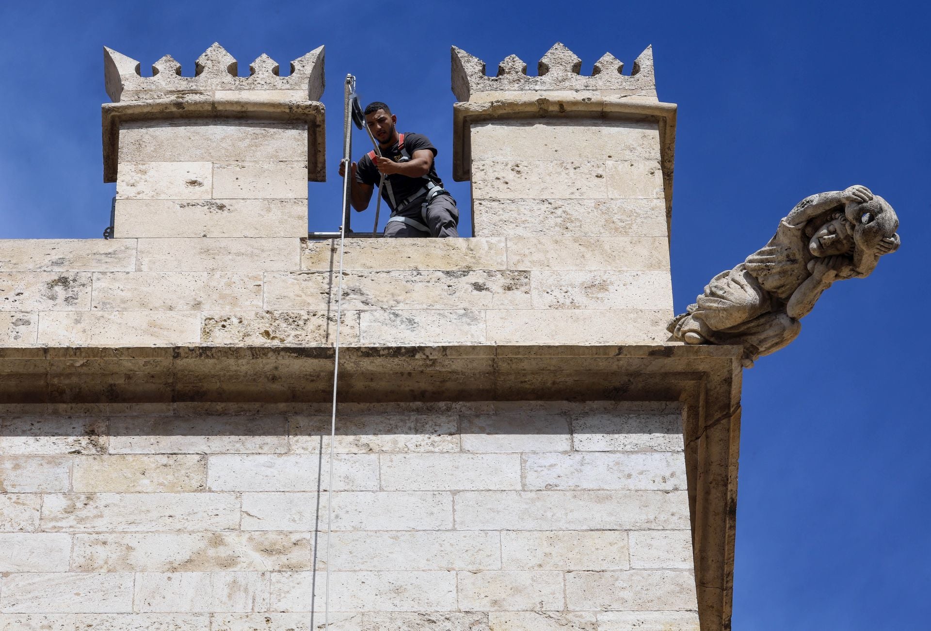 Comienzan los trabajos de restauración en las almenas de la Lonja