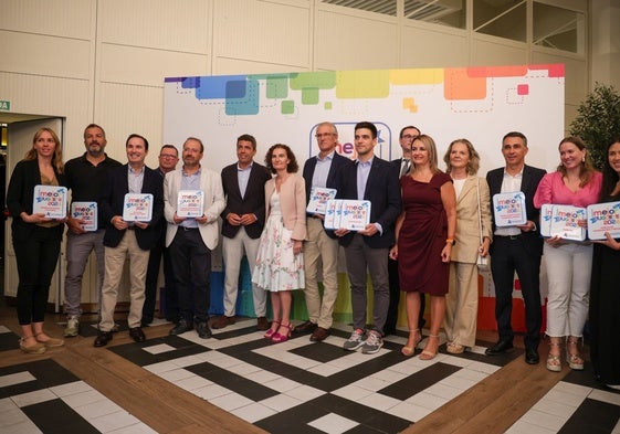 Los premiados y el jurado, con el presidente Mazón y la consellera Montes.