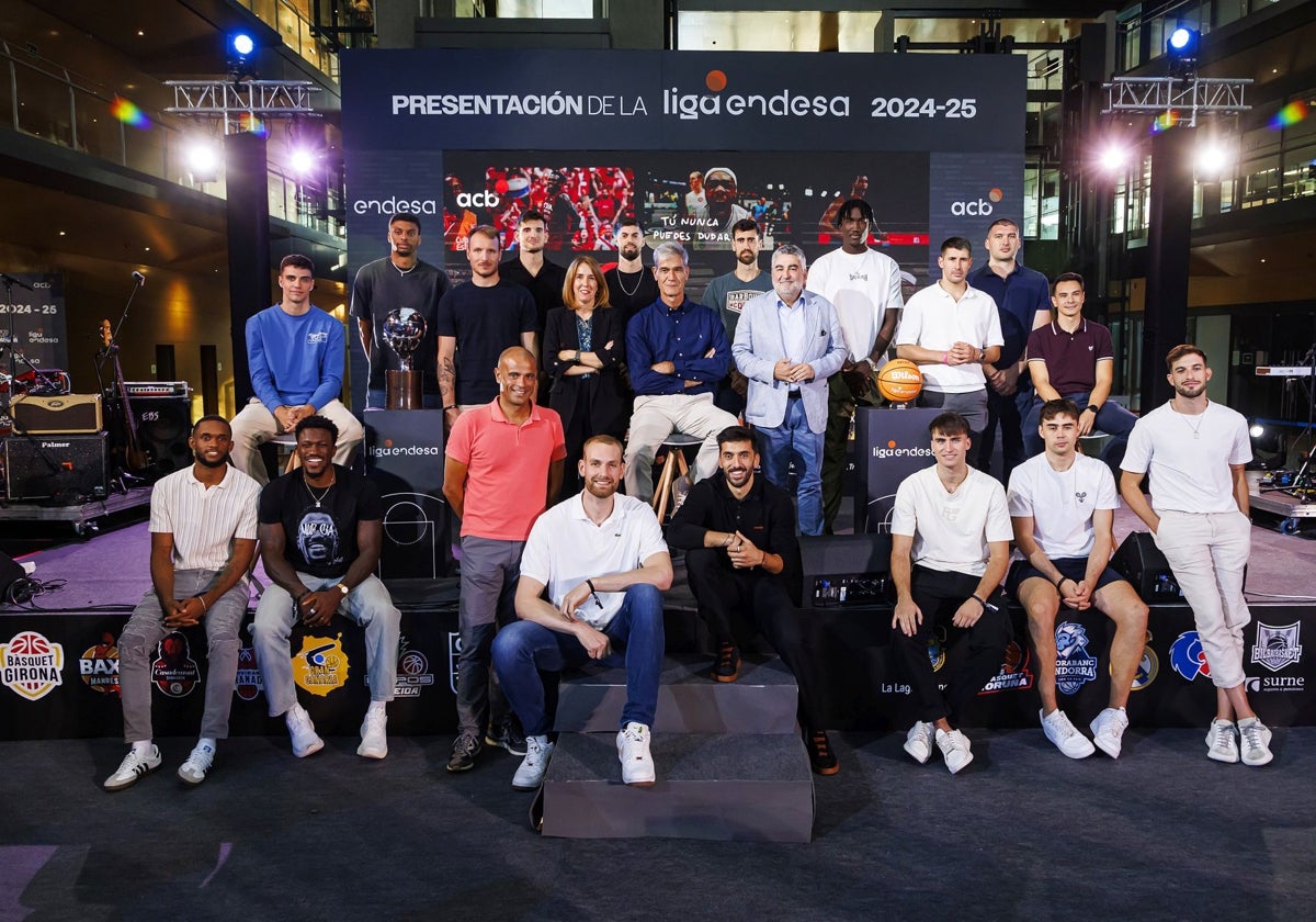 Foto de familia tras la presentación de la Liga Endesa.