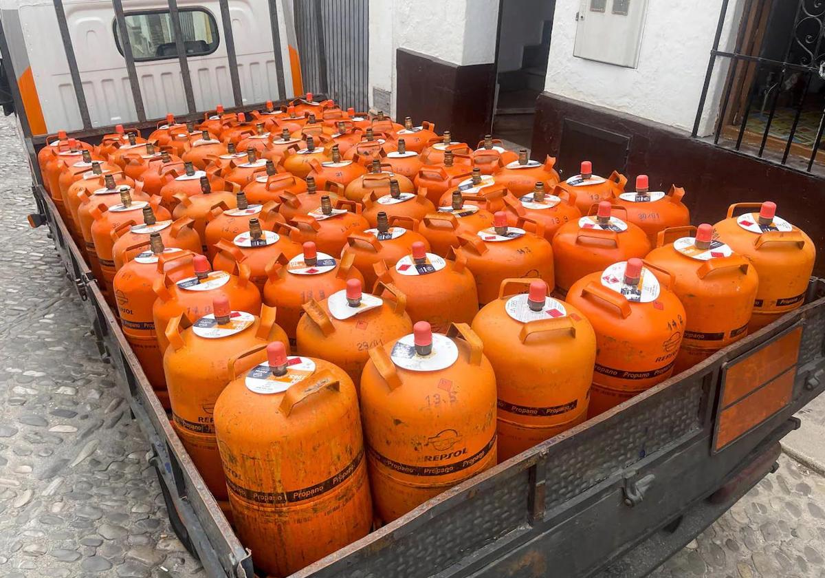 Bombonas de gas butano cargadas en un camión.