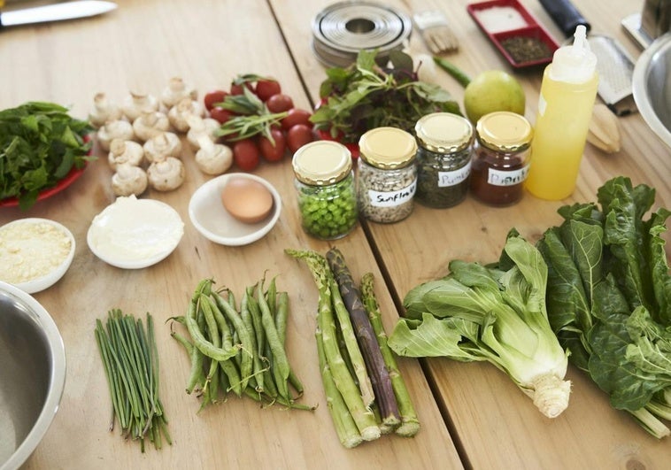 Una mesa con alimentos saludables en una imagen de archivo.