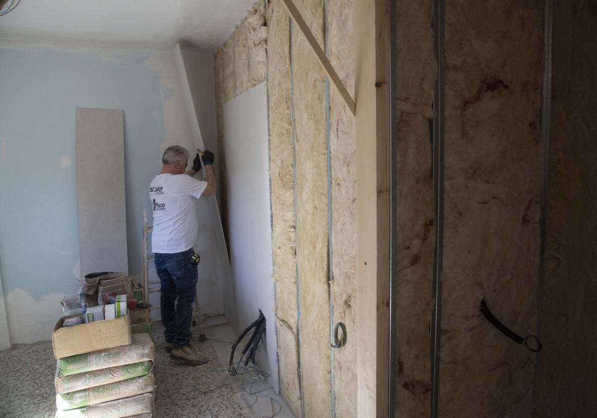 Un hombre haciendo una reforma en una imagen de archivo.