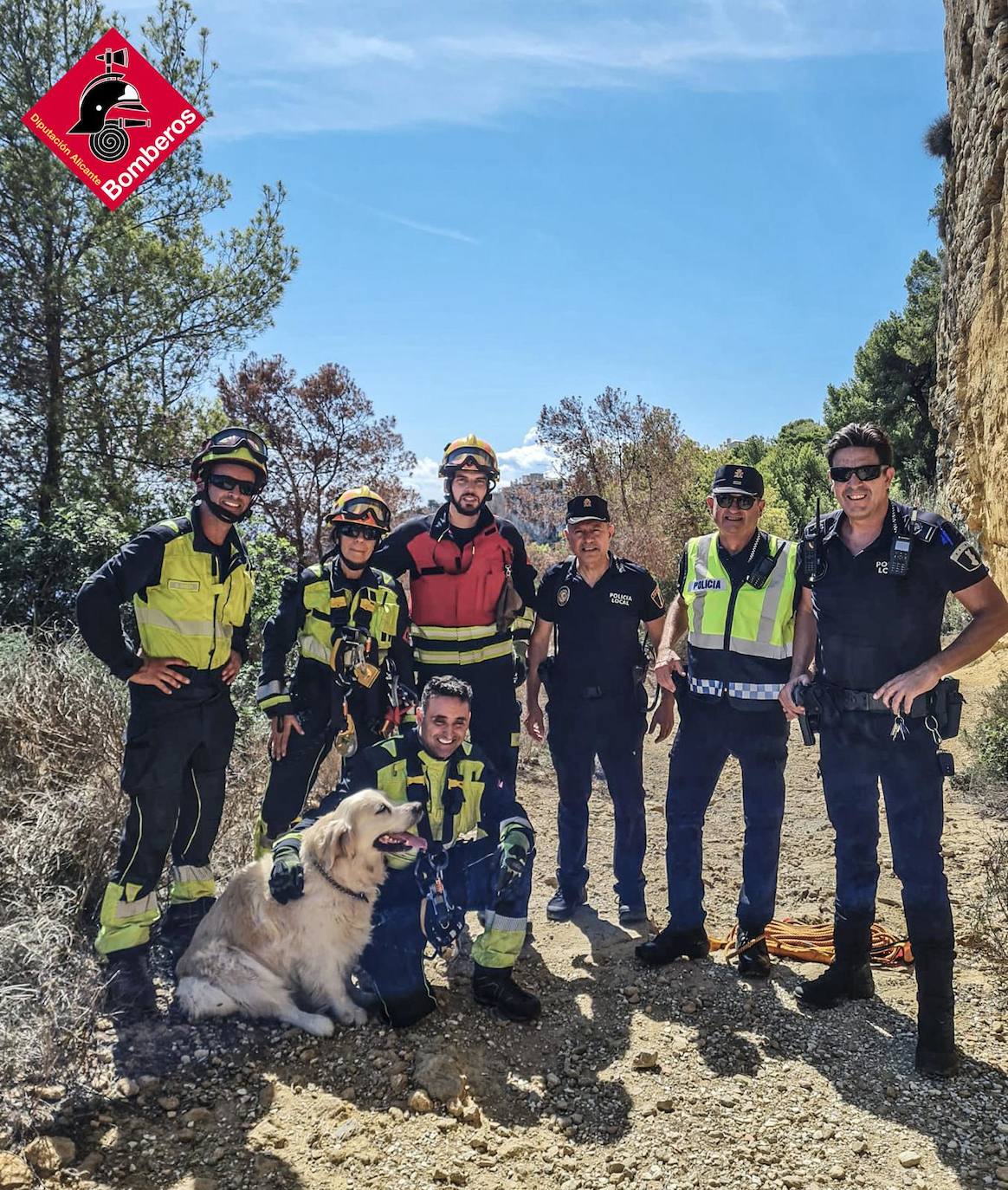 Los bomberos rescatan a un perro atrapado en un acantilado de Xàbia 