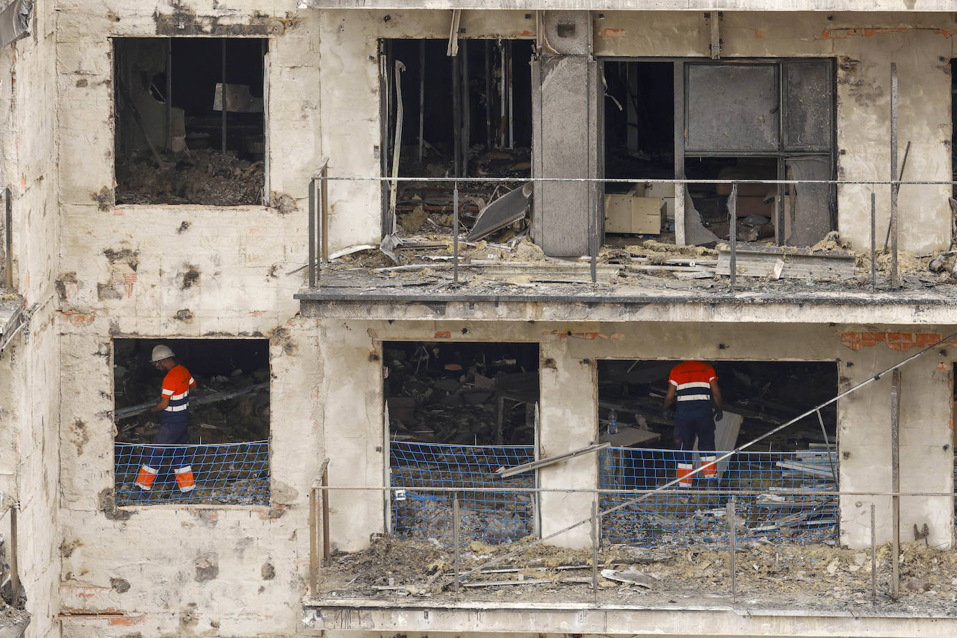 Limpieza del edificio incendiado en Campanar